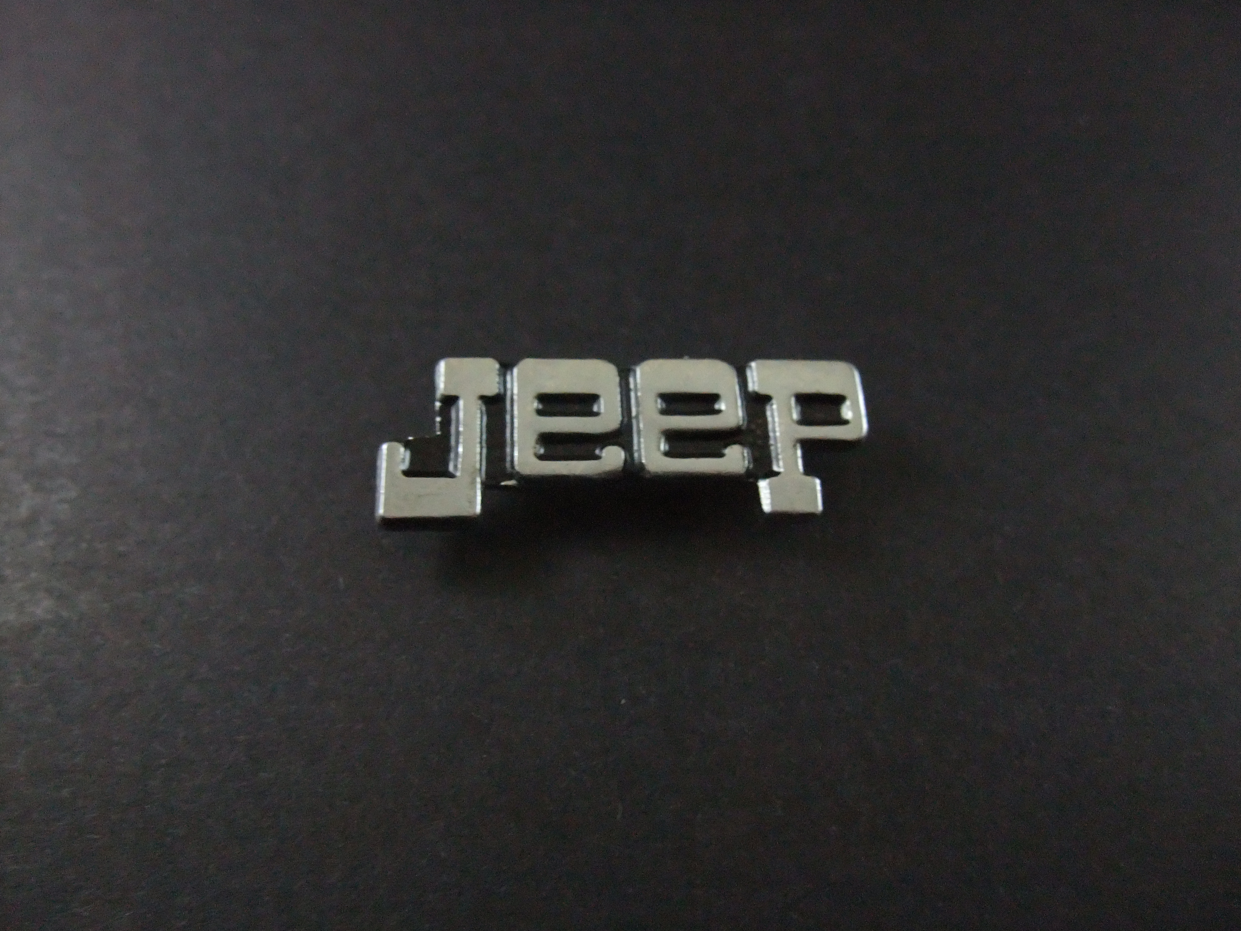 Jeep terreinwagens zilverkleurig logo ( grof geschreven)